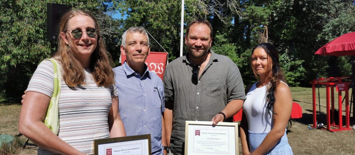 Från vänster husägarna Cecilia och Erik Runesson, byggmästare 
Daniel och Liselott Hallgren med DBWs priser