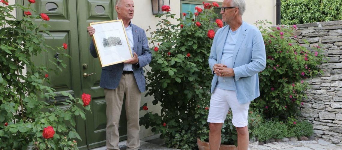 DBW ordförande Per Sundberg överlämnar byggnadsvårdspris 2026 till Wallenstams fastigheter, vd Hans Wallenstam. Foto Per Leino